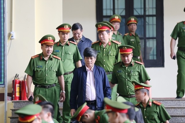 Hai cựu tướng công an Phan Văn Vĩnh và Nguyễn Thanh Hóa được dẫn giải ra tòa.
