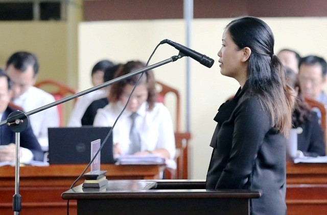 Lê Thị Lan Thanh trả lời các câu hỏi của Hội đồng xét xử.