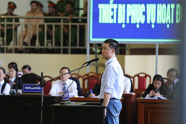 Phan Sào Nam trả lời các câu hỏi của Hội đồng xét xử.