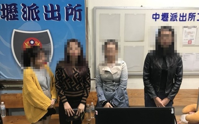 Bốn du khách ra đầu thú tại cơ quan công an Đài Loan (Trung Quốc). (Nguồn: TTXVN/CNA)