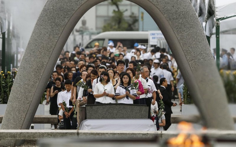 Mọi tầng lớp người dân thành phố Hiroshima tới lễ tưởng niệm (Ảnh: AP/Kyodo)