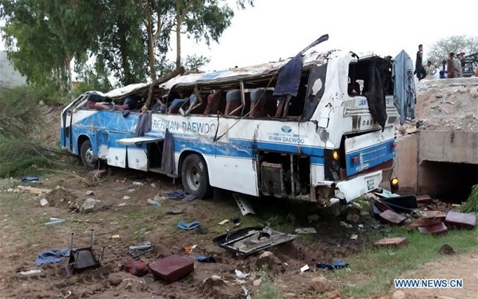 Hiện trường vụ tai nạn xe buýt tại tây bắc Pakistan, tháng 8-2018. (Ảnh: Tân Hoa xã) 