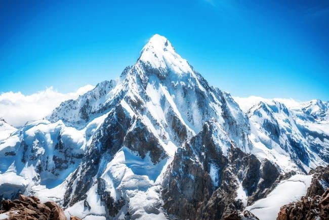 Đỉnh Everest là núi cao nhất trên thế giới.