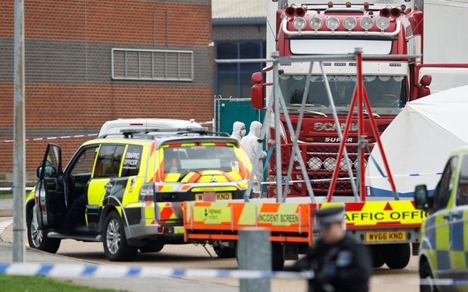 Cảnh sát có mặt tại hiện trường, nơi nhiều thi thể được phát hiện trong xe container ở hạt Essex, Anh. (Ảnh: Reuters)