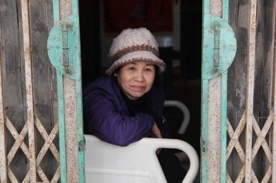 Bà Nguyễn Thị Thanh ngắm nhìn cuộc sống qua ô cửa nhỏ.