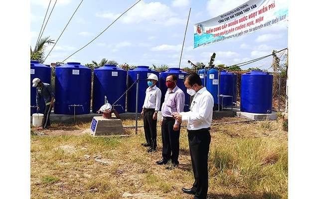 Bàn giao công trình nước từ Bộ Tài nguyên và Môi trường tại xã Biển Bạch, huyện Thới Bình, tỉnh Cà Mau.