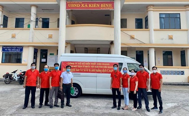 Thường trực Ủy ban MTTQ Việt Nam tỉnh Kiên Giang và cán bộ, nhân viên Công ty Xổ số kiến thiết Kiên Giang đến xã Kiên Bình, huyện Kiên Lương phát tiền hỗ trợ người bán vé số.