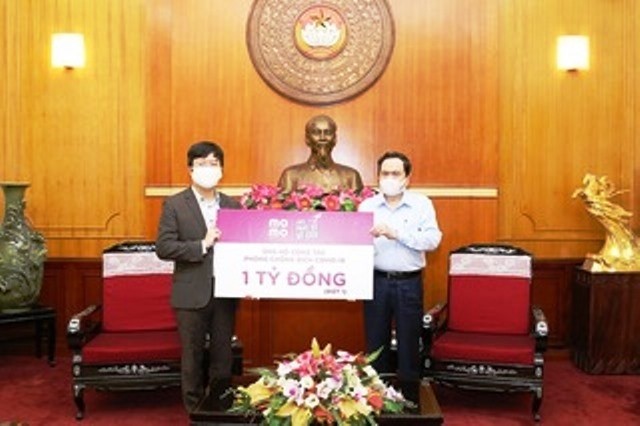 Đồng chí Trần Thanh Mẫn, Bí thư T.Ư Đảng, Chủ tịch Ủy ban T.Ư MTTQ Việt Nam tiếp nhận tiền ủng hỗ từ Ví điện tử MoMo.
